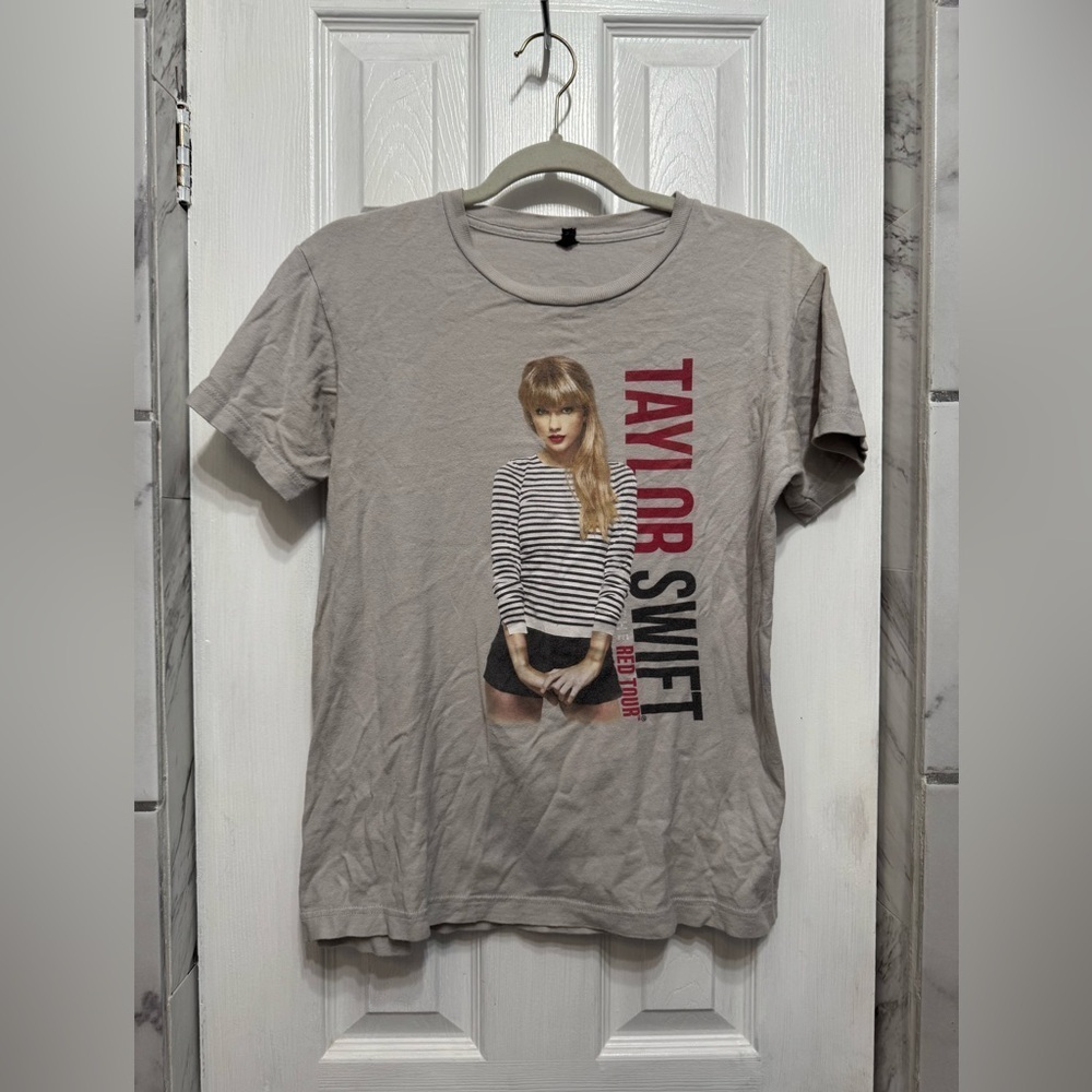 Taylor Swift The RED Tour 2013 Concert T-Shirt Women’s Small Unisex Light Gray - Picture 2 of 16